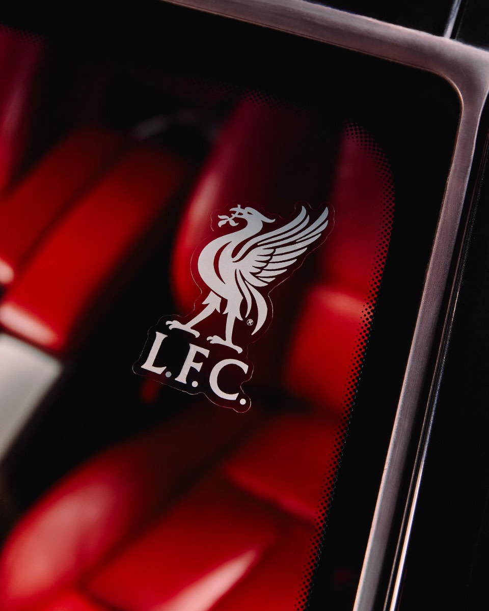 Petit autocollant pour voiture LFC - Image 2