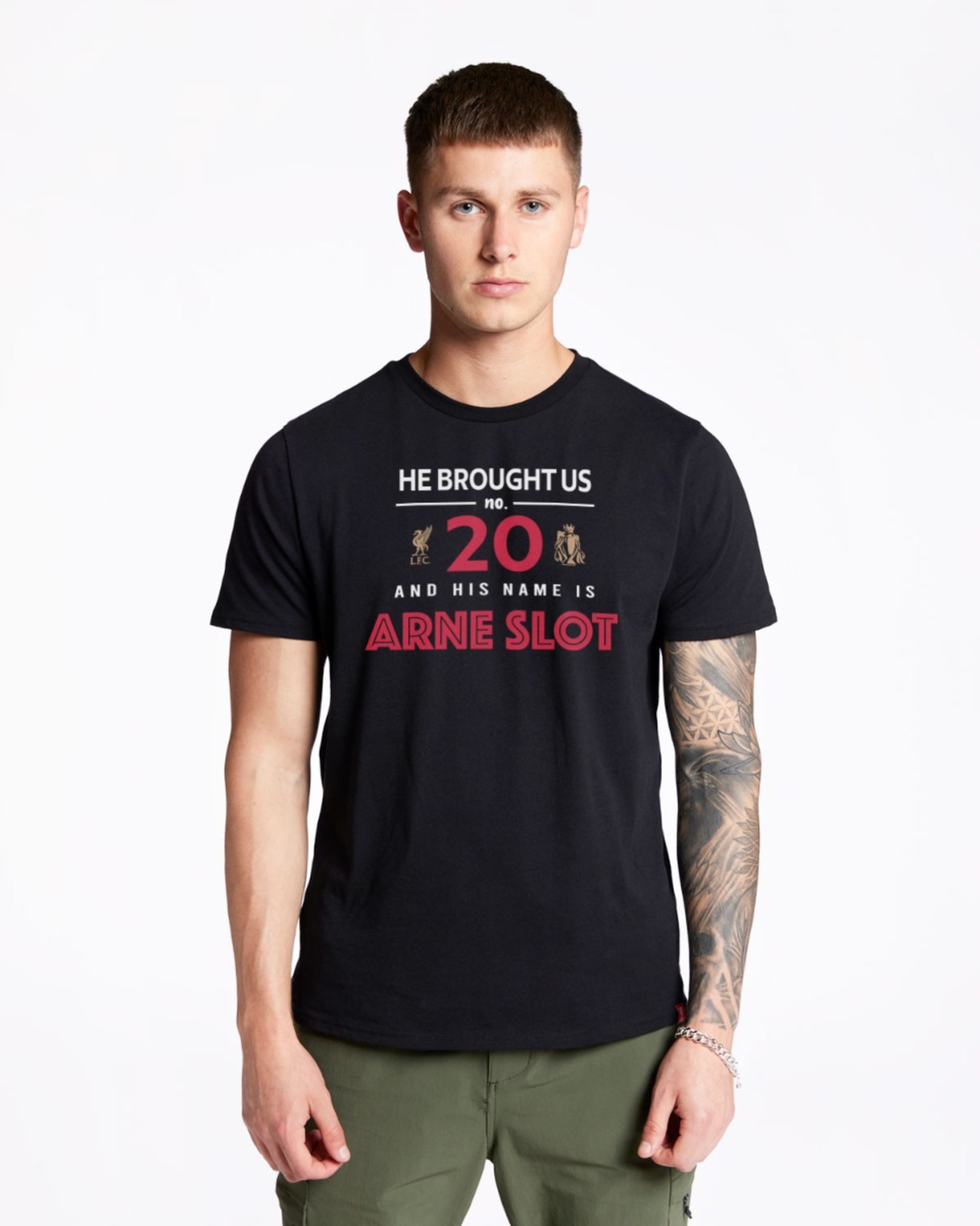 เสื้อยืดกราฟิกสำหรับผู้ใหญ่ LFC Arne Slot สีดำ - Image 1